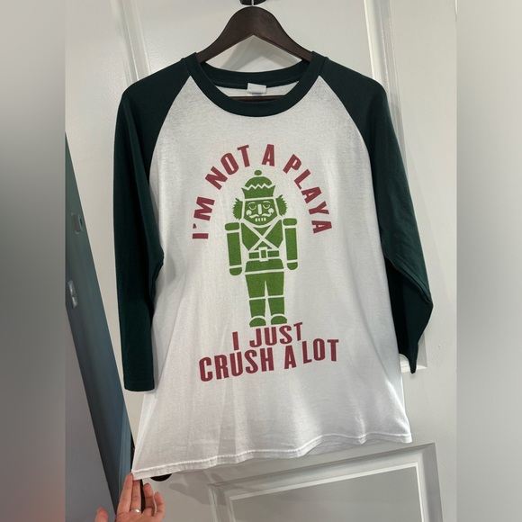 Men’s Quarter Sleeve Christmas Graphic T. Size: L - Picture 5 of 5